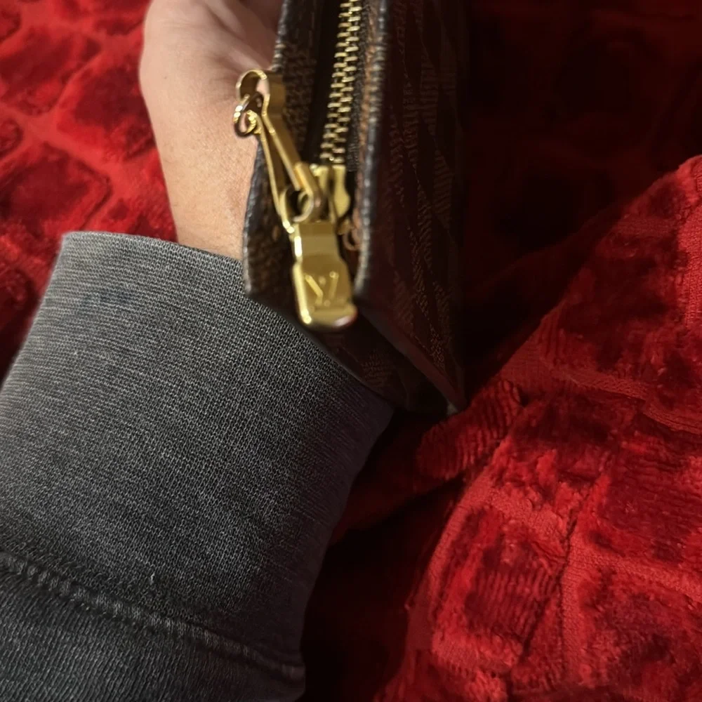 Women’s or men’s Louis Vuitton Pochette! Beautiful Red interior Mint condition - Picture 6 of 12
